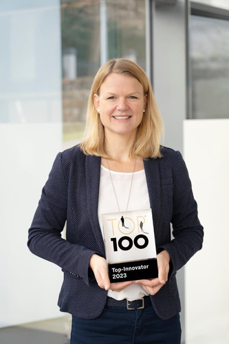 Cornelia Hoß präsentiert den Top 100 Innovation Award .jpg