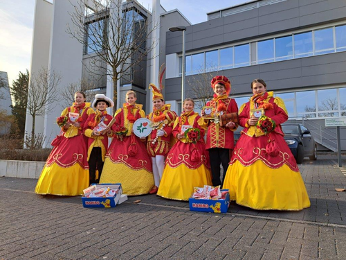 Kinderprinzenpaar vor dem Lohmann TEC Center.jpg